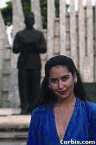 Karina di depan patung BK